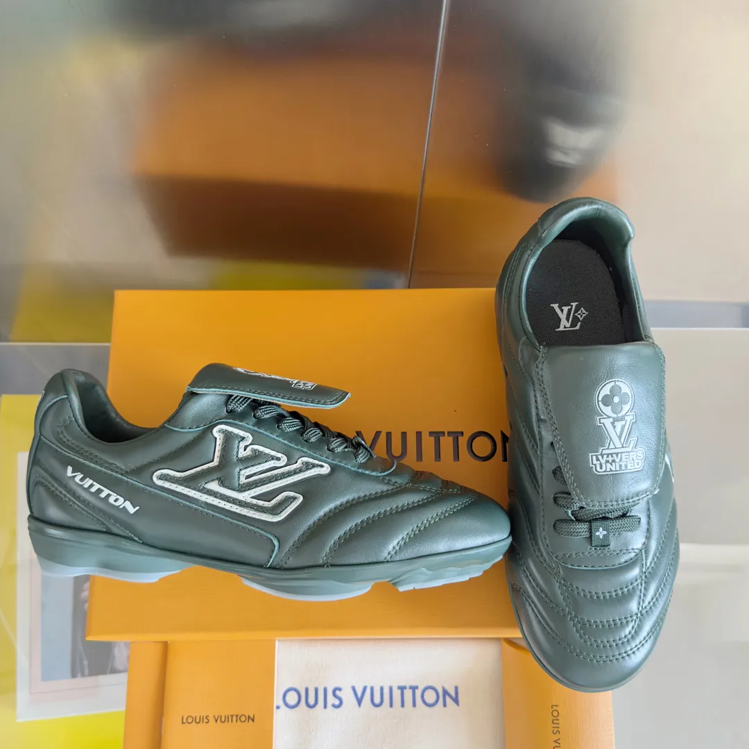 Top version: Couple model 640💰 LV Louis Vuitton L house Donkey brand latest Footprint series Couple model football sneakers casual running shoes original purchase development and production This Footprint Soccer sneaker was unveiled in the 2025 spring and summer series fashion show. It is the first sneaker designed by Pharrell Williams inspired by football shoes. The shoes are inspired by football, a sport that spans generations and cultures, echoing the 2025 spring and summer series fashion show's theme of unity and universal participation. The shoe is famous for its sleek design, with the dynamic IV Initials logo embellished on the side, the tongue embellished with the Lvers United badge inspired by the football team, and the foot pattern rubber sole decorated with multiple Louis Vuitton logos. Exquisitely packaged at the delivery counter🛍📦 ▪️Material: Original imported first-layer cowhide ▪️Lining: Original custom-made soft sheepskin lining ▪️Sole: Original open-molded two-color TPU combination sole ▪️Sole thickness: 3.5CM ▪️Size: Women’s 35-41 / Men’s 39-45